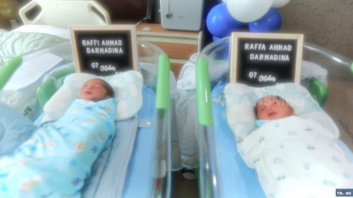 Mpok Alpa dan suami memberi nama anaknya Raffi Ahmad Darmadina dan Raffa Ahmad Darmadina
