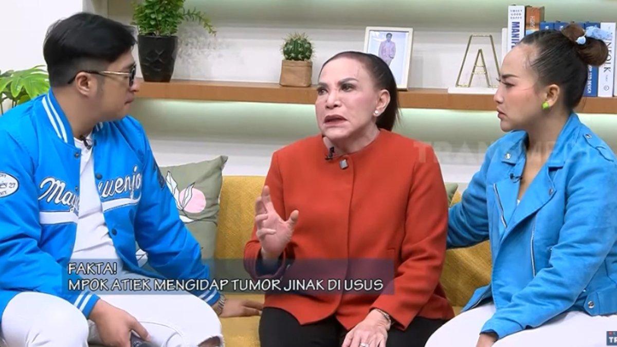 Mpok Atiek mengaku dirinya divonis mengidap tumor di ususnya