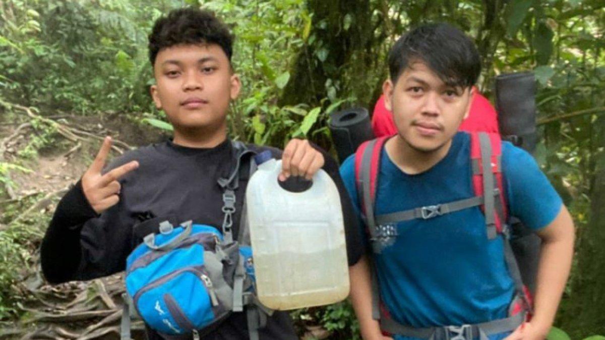 Muhammad Afif (baju biru) bersama temannya saat mendaki Gunung Marapi yang mengalami erupsi, Minggu (3/12/2023)