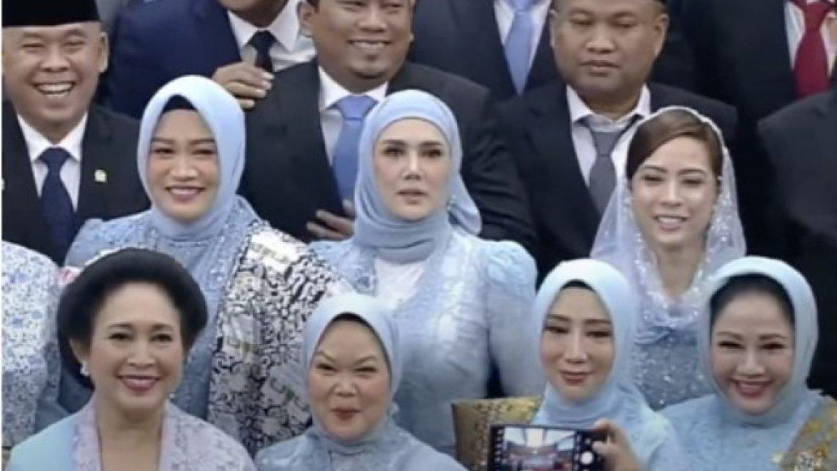Mulan Jameela anggun dengan kebaya biru muda.