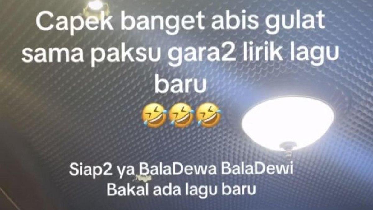 Mulan dan Dhani sempat berselisih soal lirik lagu yang sedang mereka garap bersama.