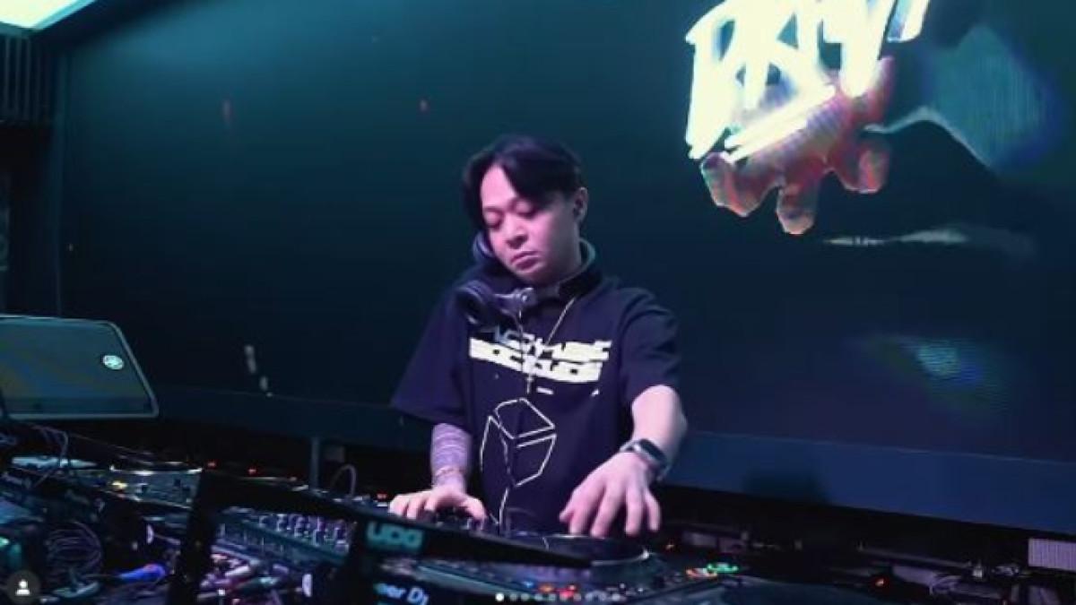 SOSOK DJ BRAVY - Mengenal musisi Bravyson atau yang akrab disapa DJ Bravy dikenal sebagai kekasih artis Erika Carlina.