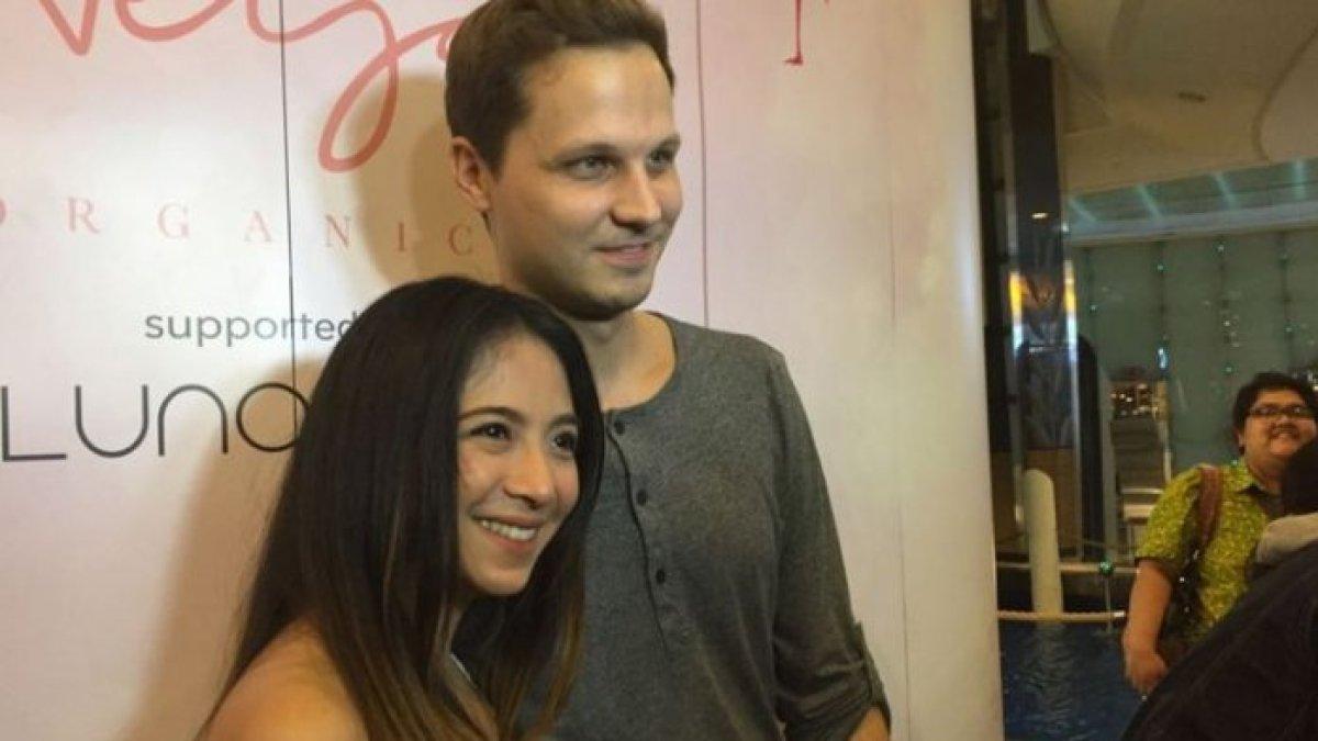 Nadia Vega dan suaminya, Sultan Yaar Jorik Dozy, berpose dalam sebuah acara di Pacific Place, SCBD, Jakarta Selatan, Jumat (29/6/2018).