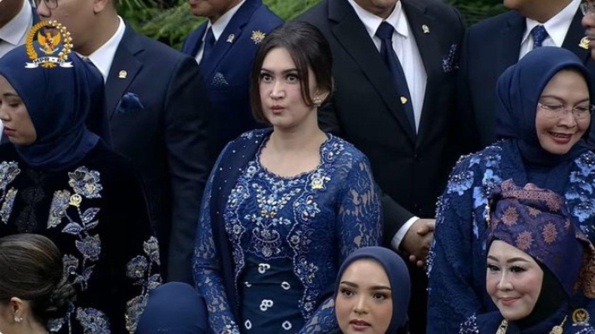 Nafa Urbach begitu anggun dalam kebaya navy blue