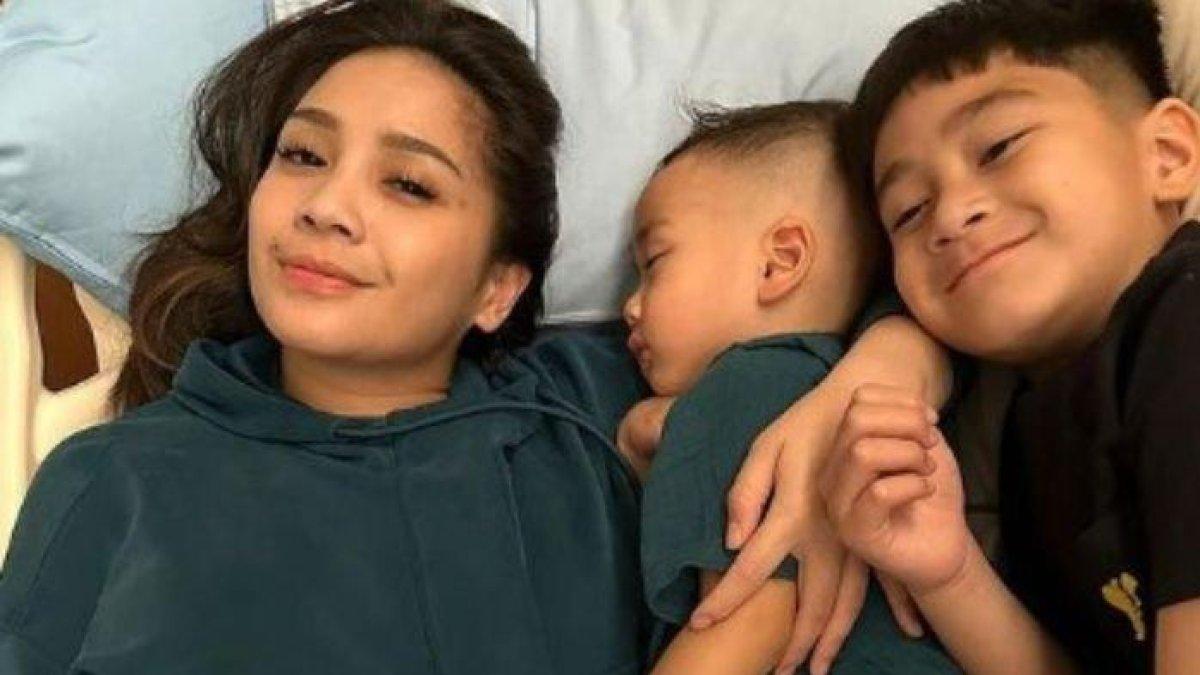 Nagita Slavina dan Rafathar mendampingi Rayyanza yang sedang sakit.