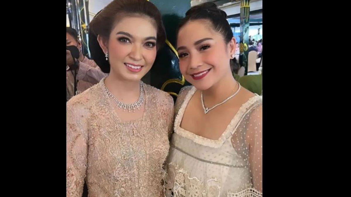 POTRET SELVI ANANDA DAN NAGITA SLAVINA - Saat menghadiri acara kondangan, Nagita Slavina dan Selvi Ananda tampil serasi dalam busana bernuansa nude. 