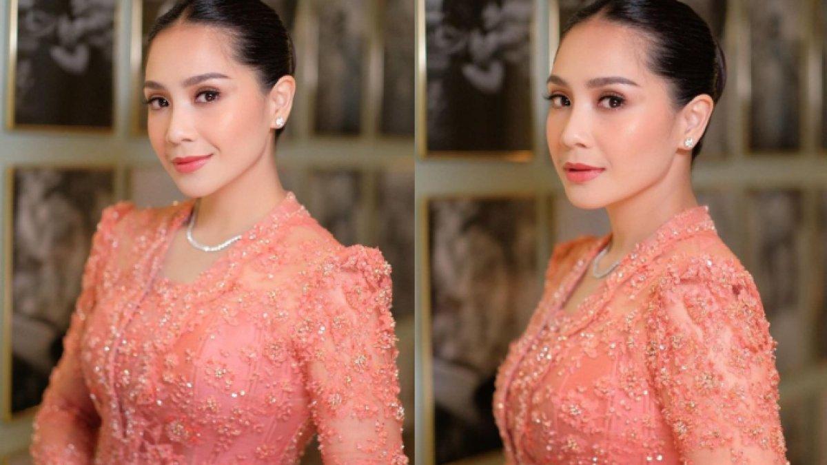 Nagita Slavina memilih make up soft-natural