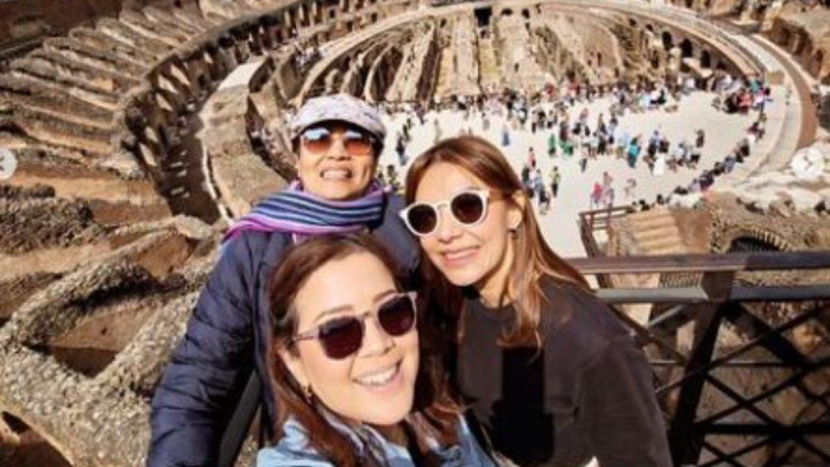 Najwa Shihab tampil kasual dengan baju hitam dan kacamata putih