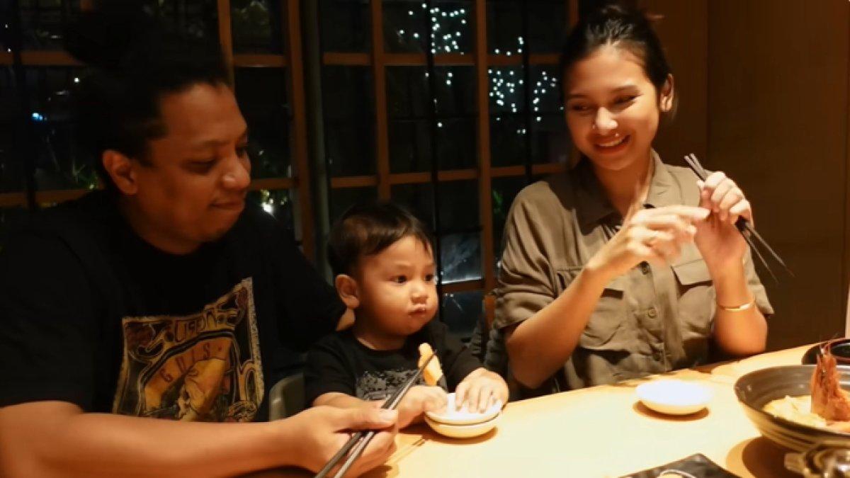 Naka lahap ketika makan