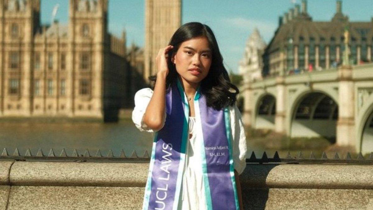 ANAK ALYA ROHALI - Namira Adjani, putri dari aktris dan presenter Alya Rohali, baru saja mengukir prestasi gemilang dengan menyelesaikan studi S2 Hukum di University College London (UCL).