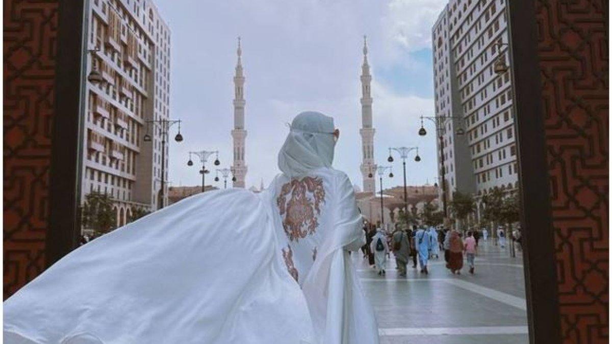 Namun Isa Zega justru melaksakan ibadah umrah dengan prosesi dan cara-cara perempuan.