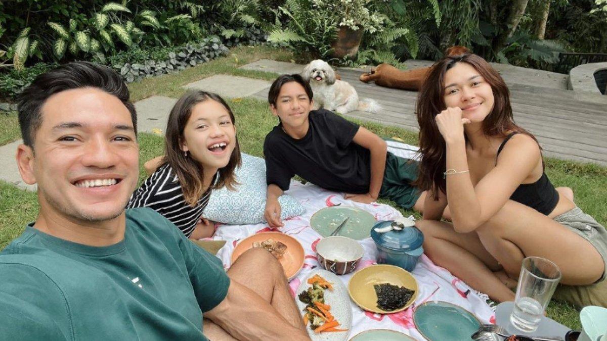 Nana Mirdad dan keluarga piknik di halaman rumah.