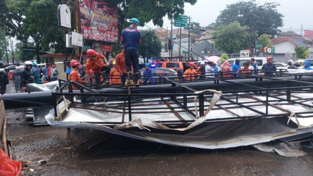 Nasib tukang satu dan driver ojol di Bogor, tubuh tergencet papan iklan yang roboh