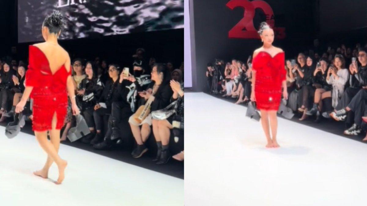 Naura Ayu menenteng high heelsnya lalu melanjutkan catwalk dengan nyeker