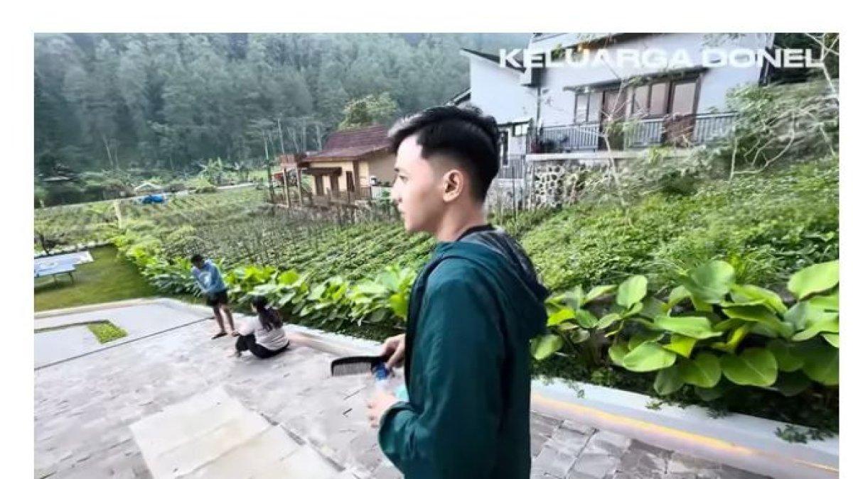 LIBURAN MERAKYAT NELLA KHARISMA - Nella dan Dory memilih untuk menghabiskan waktu bersama dengan berlibur ke Telaga Sarangan, sebuah destinasi wisata sejuk di Magetan, Jawa Timur. 