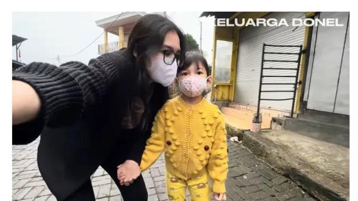 LIBURAN MERAKYAT NELLA KHARISMA - Nella dan putri sulung mereka, Gendhis, tampak mengenakan jaket tebal untuk menghangatkan diri. 
