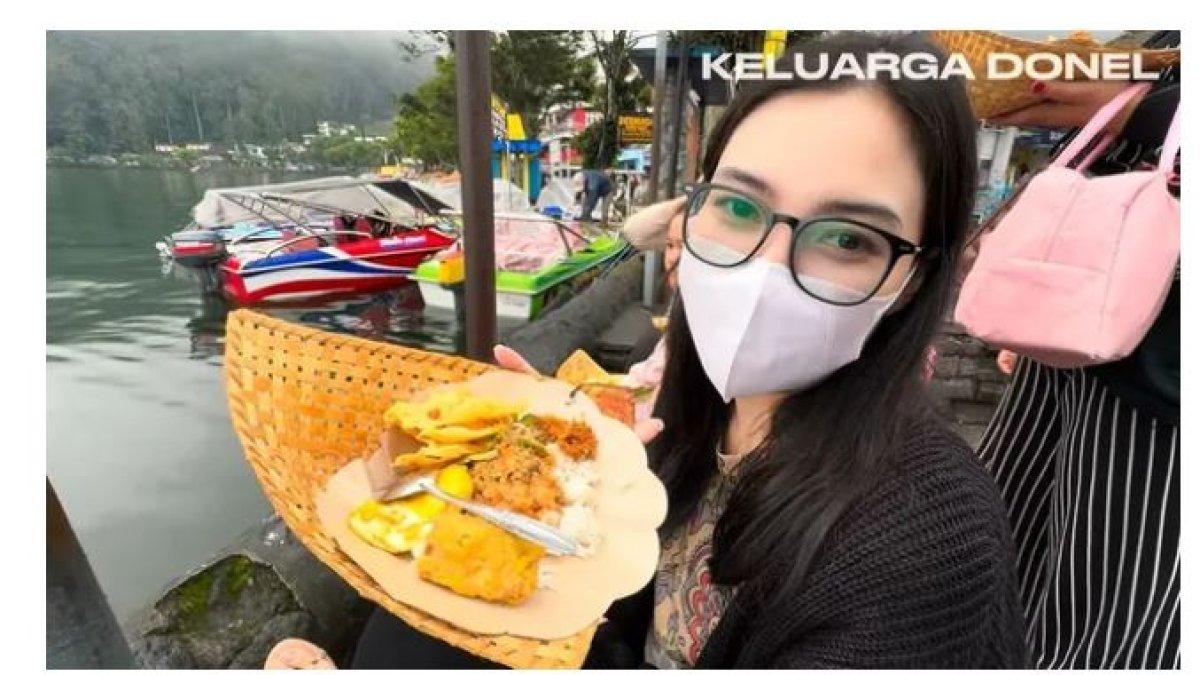 LIBURAN MERAKYAT NELLA KHARISMA - Di tengah suasana yang tenang dan asri, Nella sempat membagikan momen saat ia menikmati seporsi nasi pecel. 