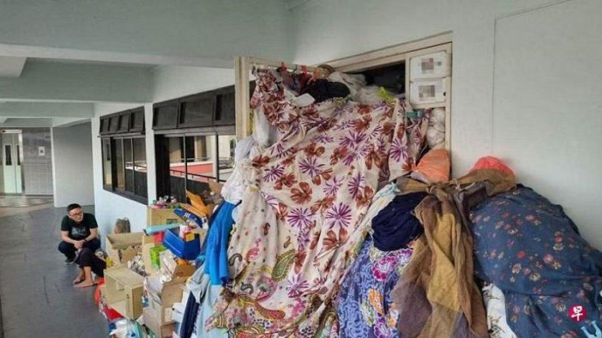 Nenek tak bisa masuk rumah karena kebiasaan hoarding disorder.