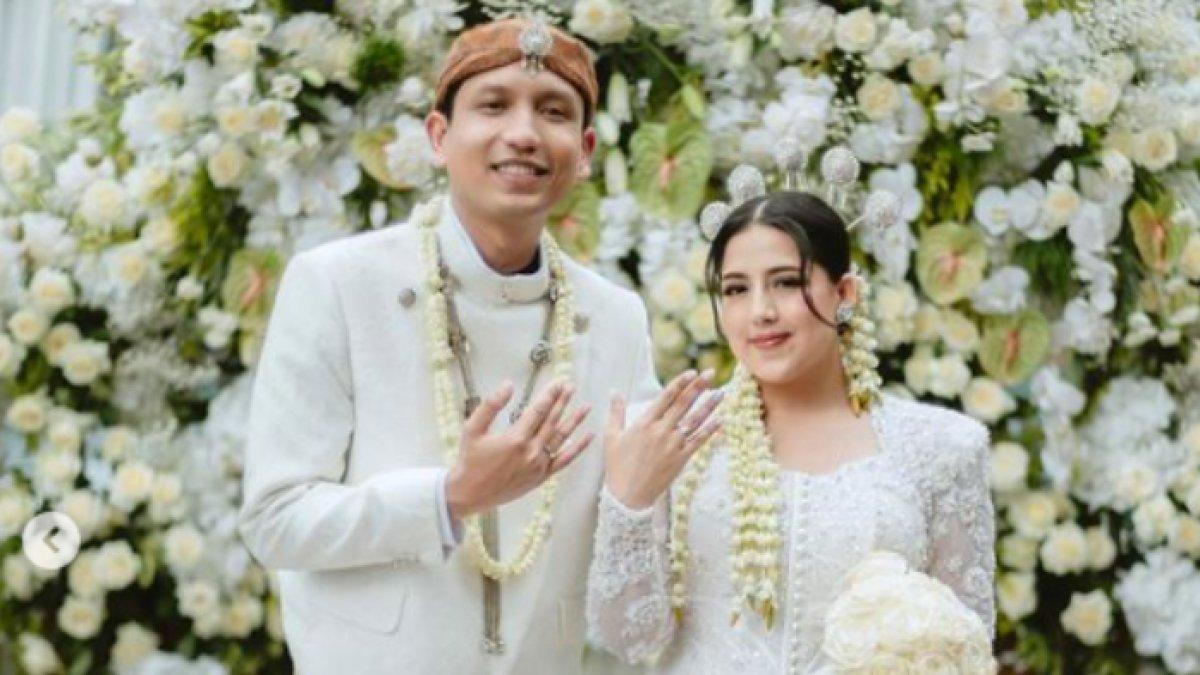 Nessie dan Andryan memamerkan cincin di jari manis masing-masing.