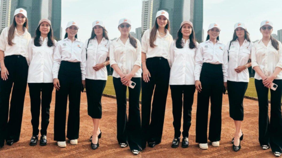 Nia Ramadhani berfoto dengan beberapa anggota keluarga Bakrie
