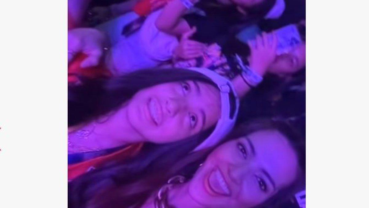 Nia Ramadhani dan Mikhayla tampak sangat menikmati konser Bruno Mars.
