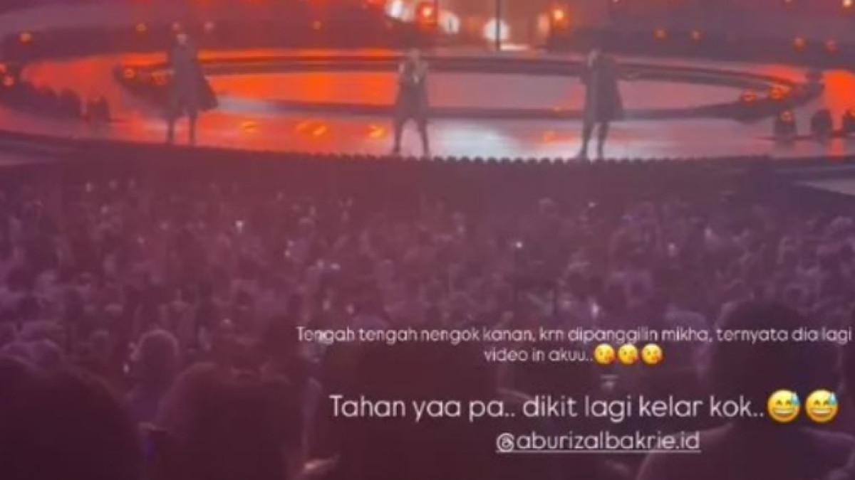 NONTON KONSER - Nia Ramadhani ikutan heboh waktu menyanyikan lagu 'Drowning' dari Backstreet Boys