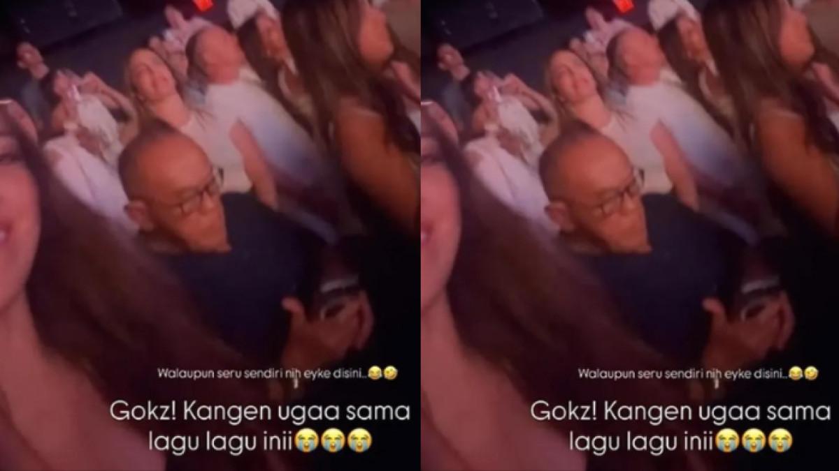 NONTON KONSER - Nia Ramadhani menyempatkan diri untuk menonton konser Backstreet Boys (BSB).