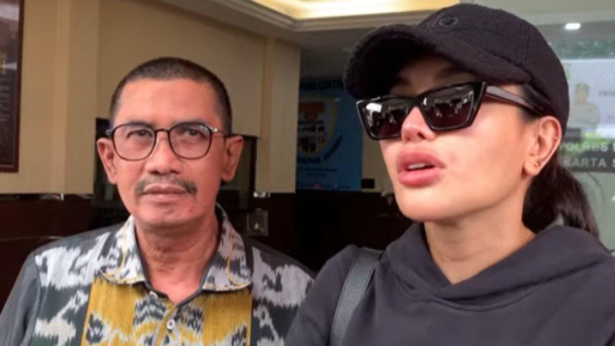 Nikita Mirzani dengan ekspresi serius di depan kamera