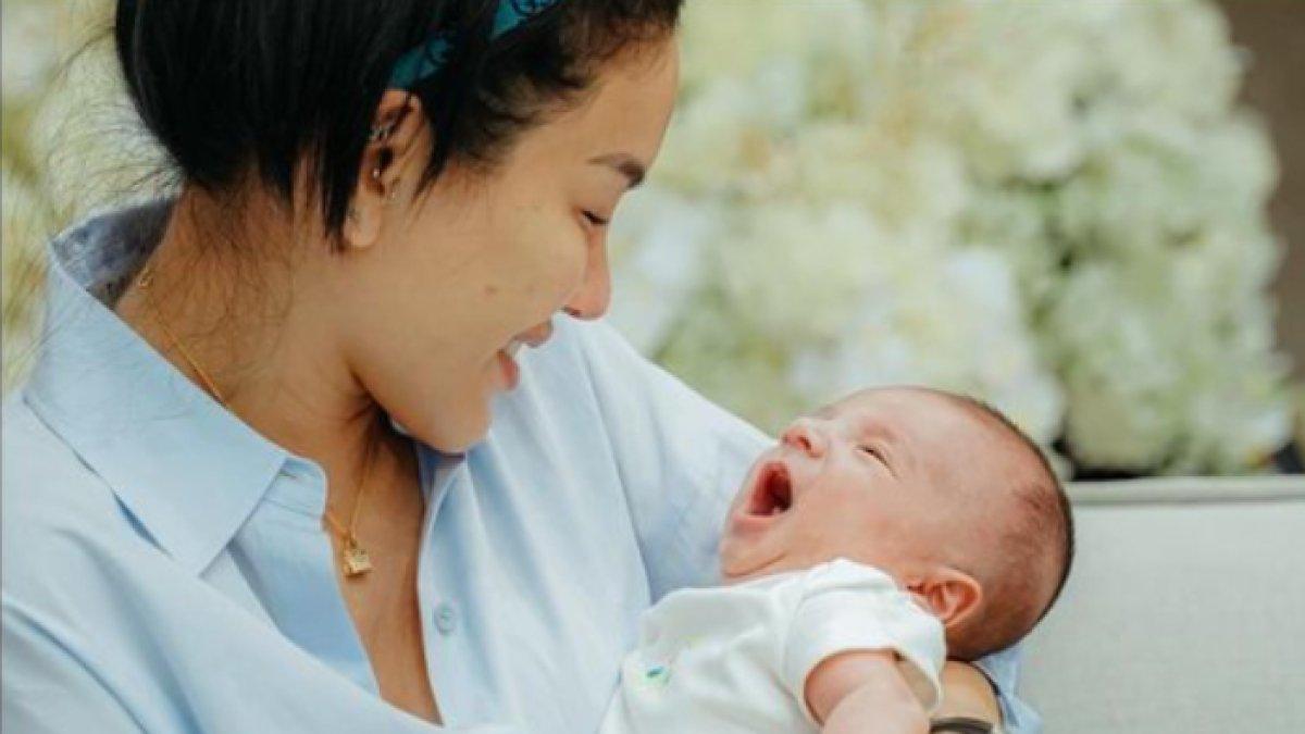 Nikita Mirzani lanjut memandangi wajah bayi dalam gendongannya