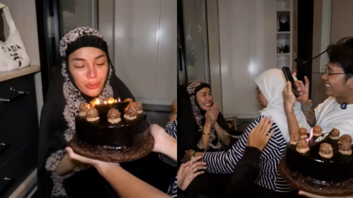 Nikita meniup lilin di atas kue yang dipersembahkan untuknya.