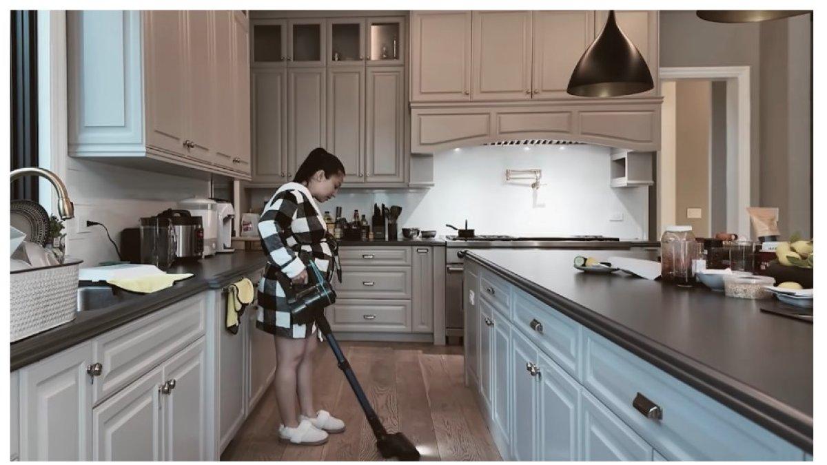 Nikita terlihat menggunakan vacum cleaner untuk membersihkan rumah meskipun perutnya sudah sangat besar.
