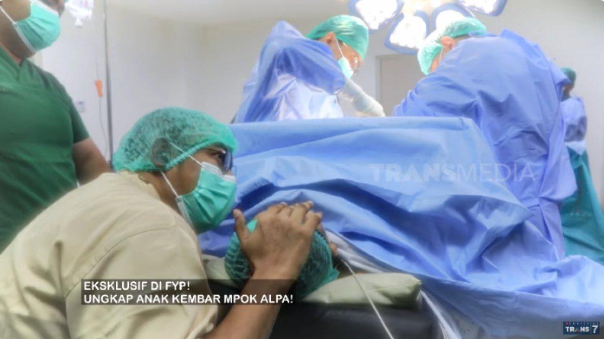 Nina Mpok Alpa melahirkan anak ketiganya yang kembar melalui operasi caesar