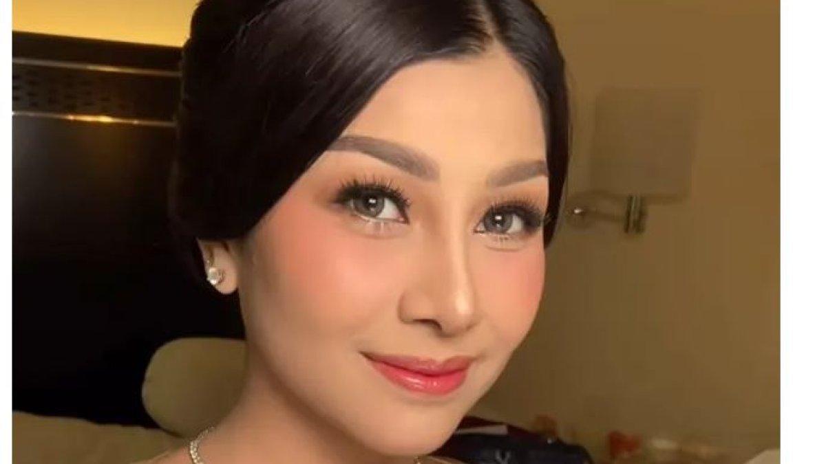 Nisya Ahmad melengkapi penampilannya