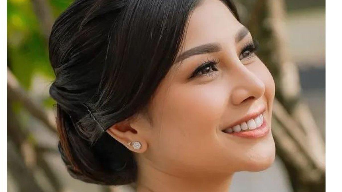 Nisya Ahmad memukau dengan kebaya klasik brokat berwarna baby blue