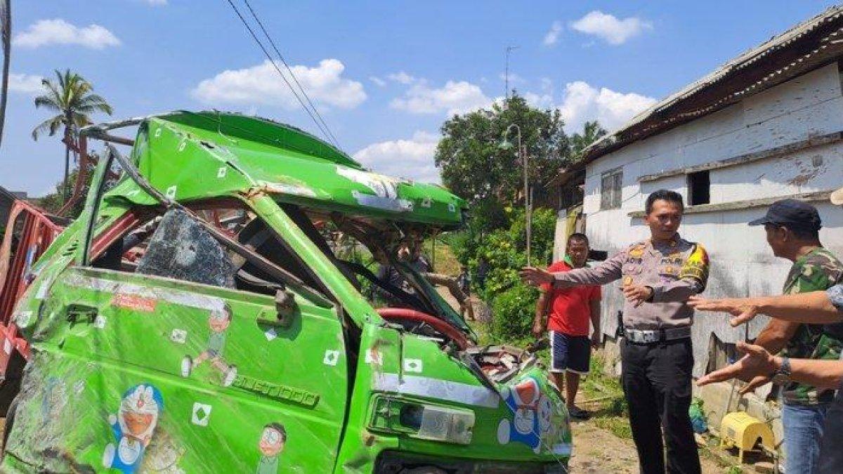 Odong-odong tertabrak kereta api diKabupaten Malang, pada Minggu (24/12/2023). Sopir tewas terjepit.