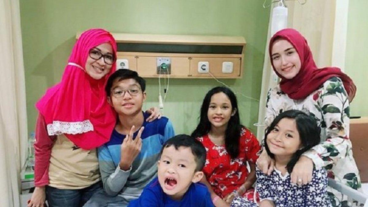 Okie Agustina dan Adelia Pasha kompak rawat anak sakit