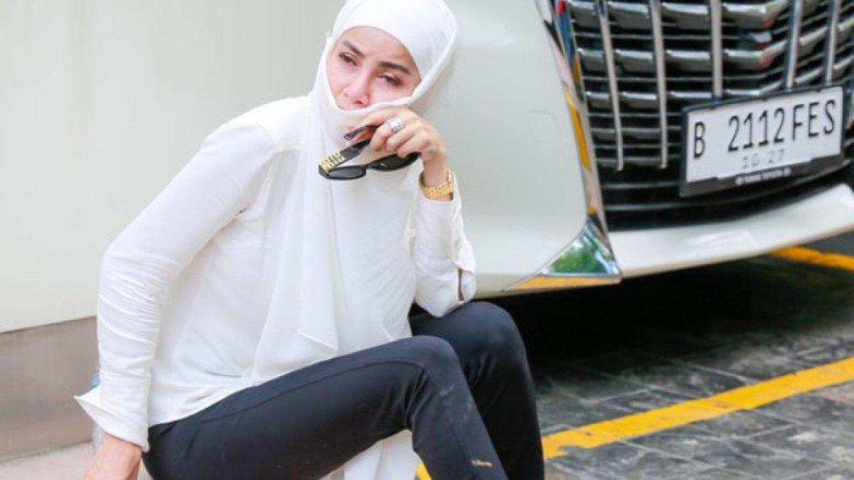 Olla Ramlan tampak pucat seolah sedang menahan sakit