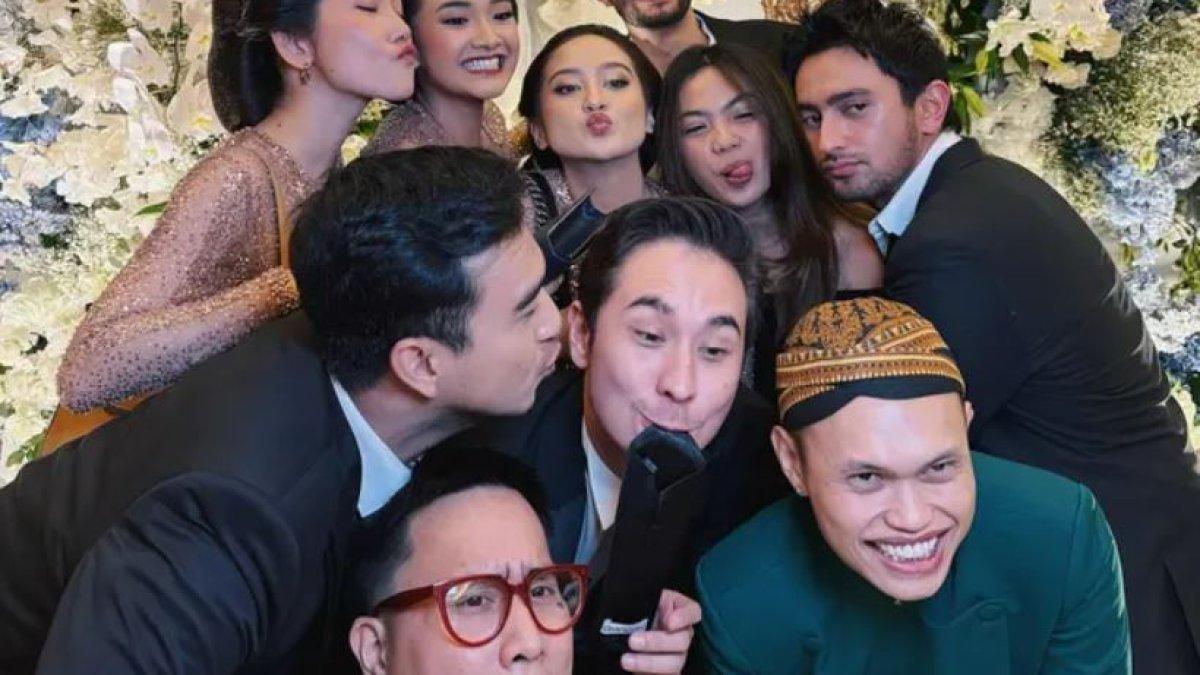 Artis-artis muda seperti Nadya Arina, Davina Aurel, Omar Daniel, dan Refal Hady juga hadir untuk merayakan momen bahagia Anggika dan Omar.