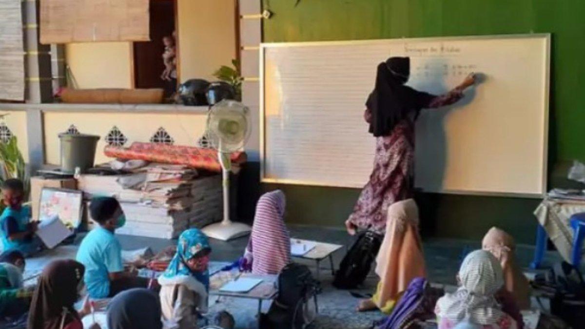 RUMAH ANGGA DI LOMBOK - Orang tua guru, halaman depan rumah Angga Yunanda kerap digunakan anak-anak untuk belajar. 