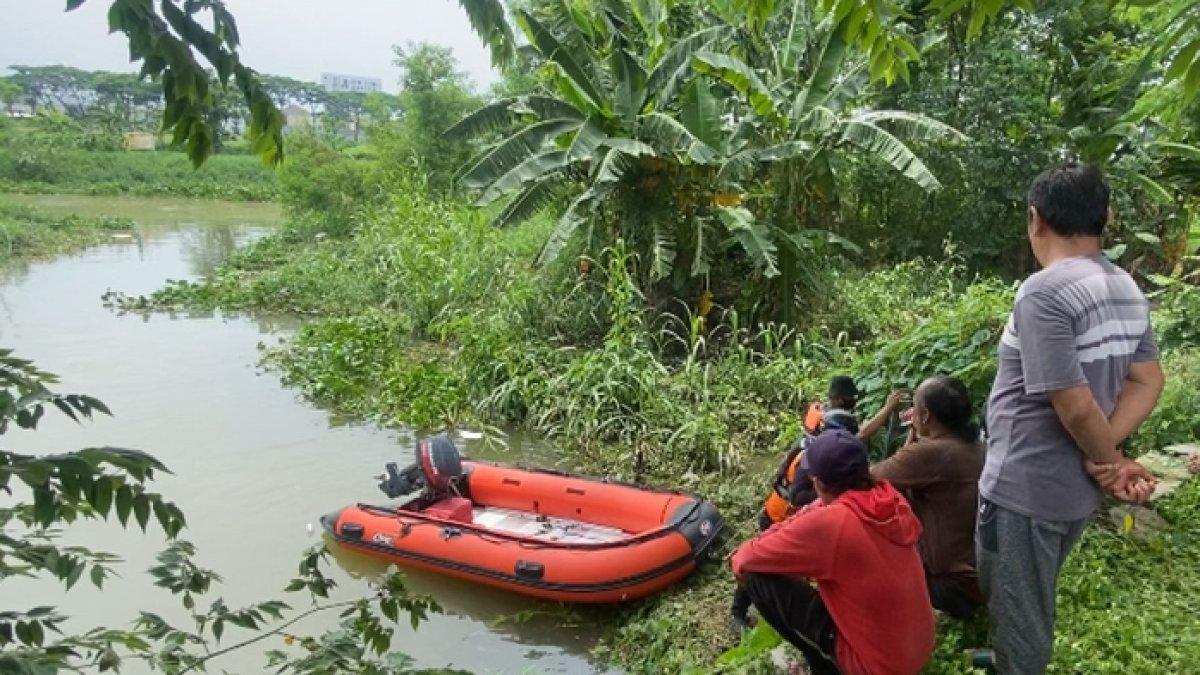 Orangtua balita yang hanyut di selokan Surabaya, tidak ikut mencari karena saat ini bekerja di Malaysia.