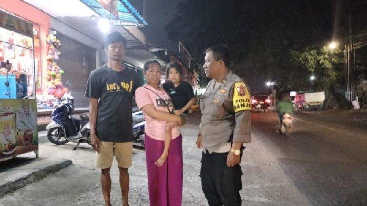 Orangtua menggendong anaknya yang terjatuh dari mobil