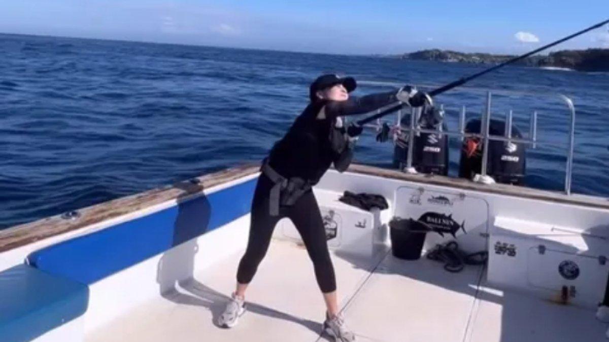 Outfit Prilly Latuconsina saat hendak memancing di laut
