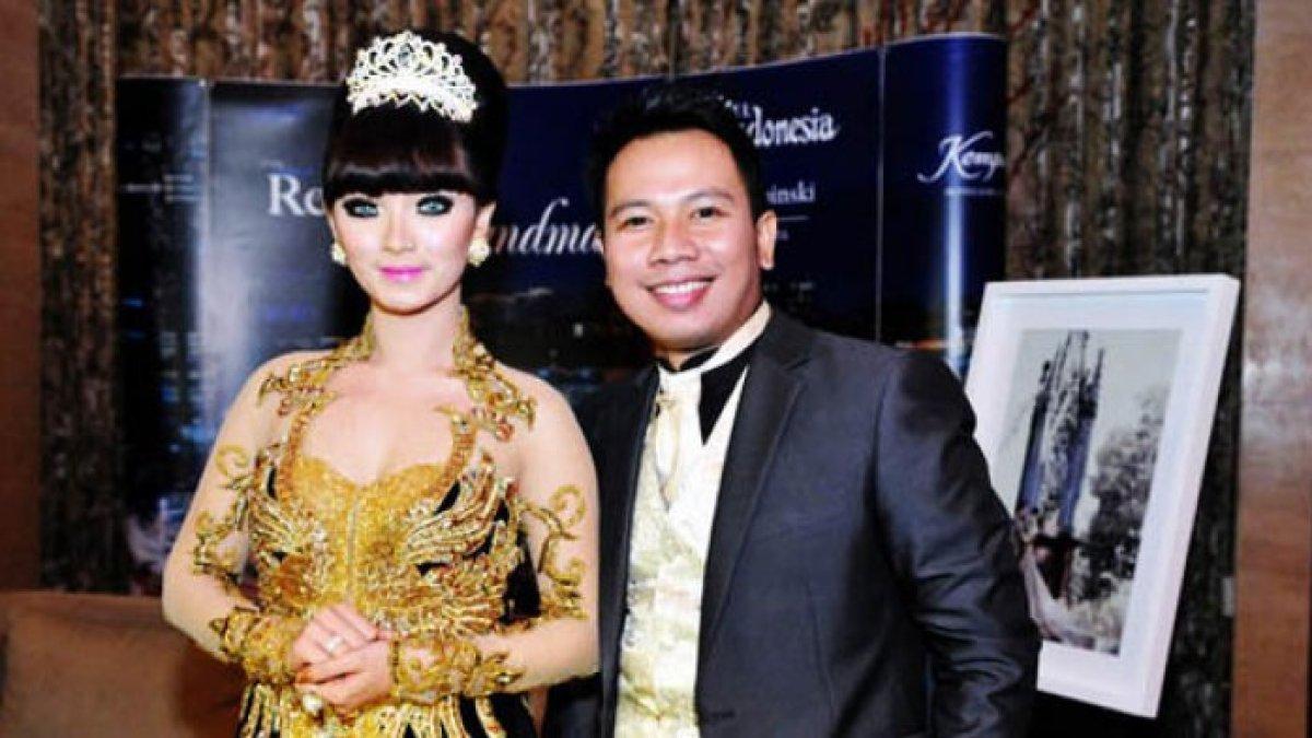 Pada 2013 silam, pedangdut Zaskia Gotik sempat bertunangan dengan Vicky Prasetyo.