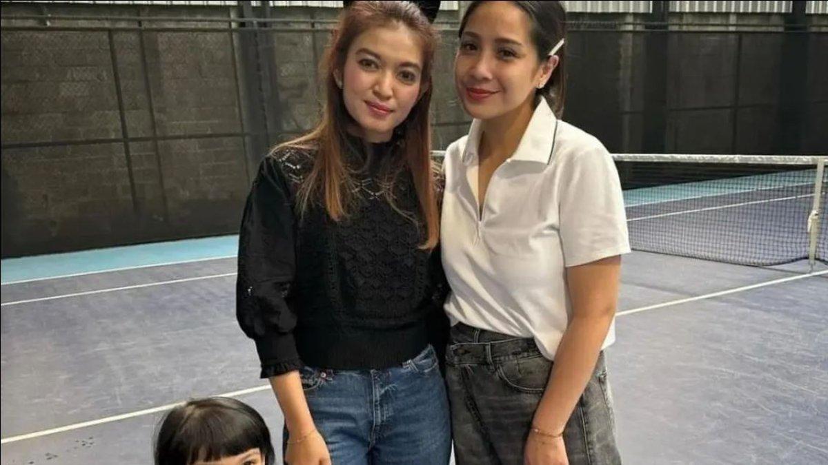 POTRET SELVI ANANDA DAN NAGITA SLAVINA - Pada momen yang lain, Nagita Slavina dan Selvi Ananda tampil serasi dengan celana jeans.