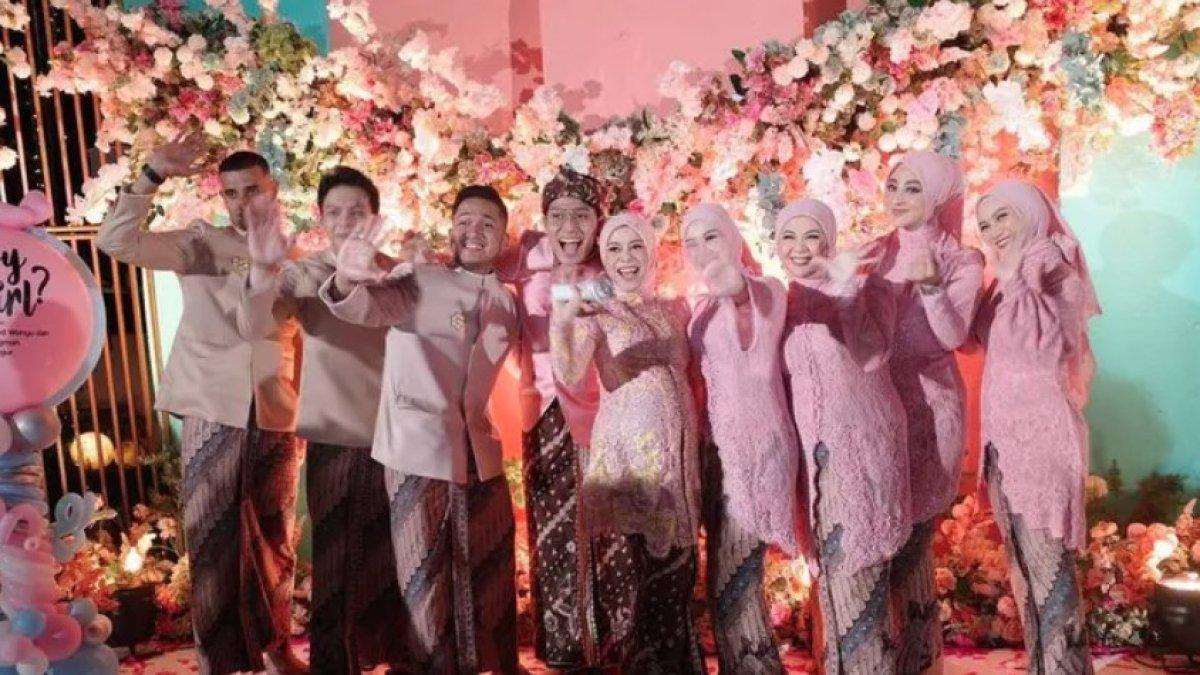 Pagar ayu Lesti Kejora tampil anggun dengan kebaya seragam bernuansa pink, yang merepresentasikan jenis kelamin anak Lesti, sukses mencuri perhatian para tamu undangan.