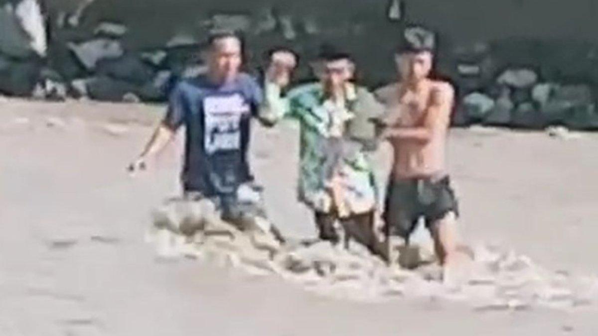 Pak penghulu nekat terjang banjir lahar dingin demi nikahkan warganya di Lumajang, Jawa Timur