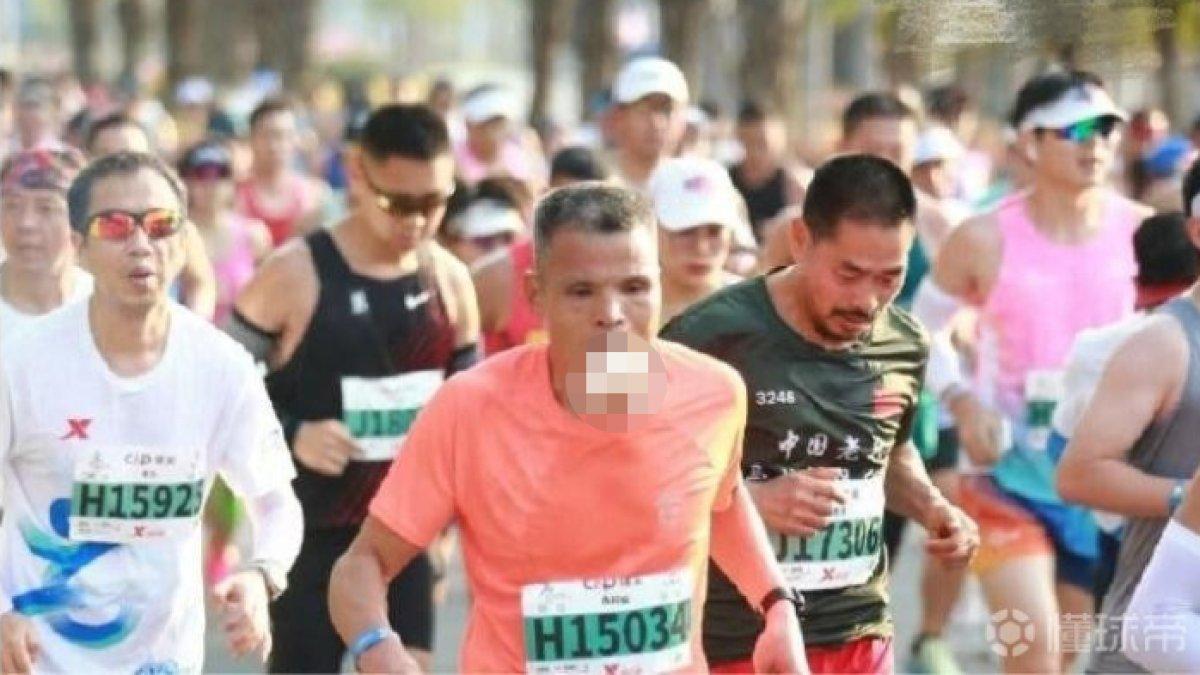 Paman Chen pelari maraton di China ini terkenal karena kebiasaan merokok selama berlari.