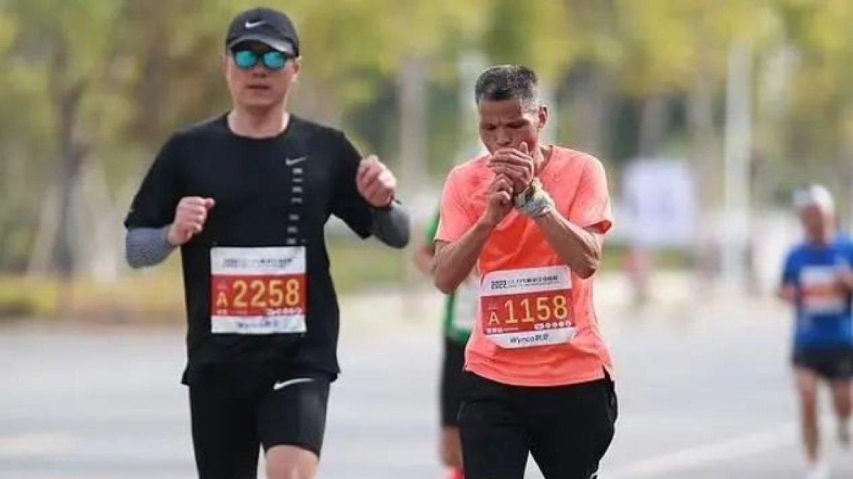 Paman Chen pelari maraton di China ini terkenal karena kebiasaan merokok selama berlari.