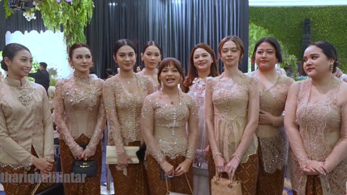Para bridesmaid beri ucapan selamat untuk Thariq Halilintar dan Aaliyah Massaid