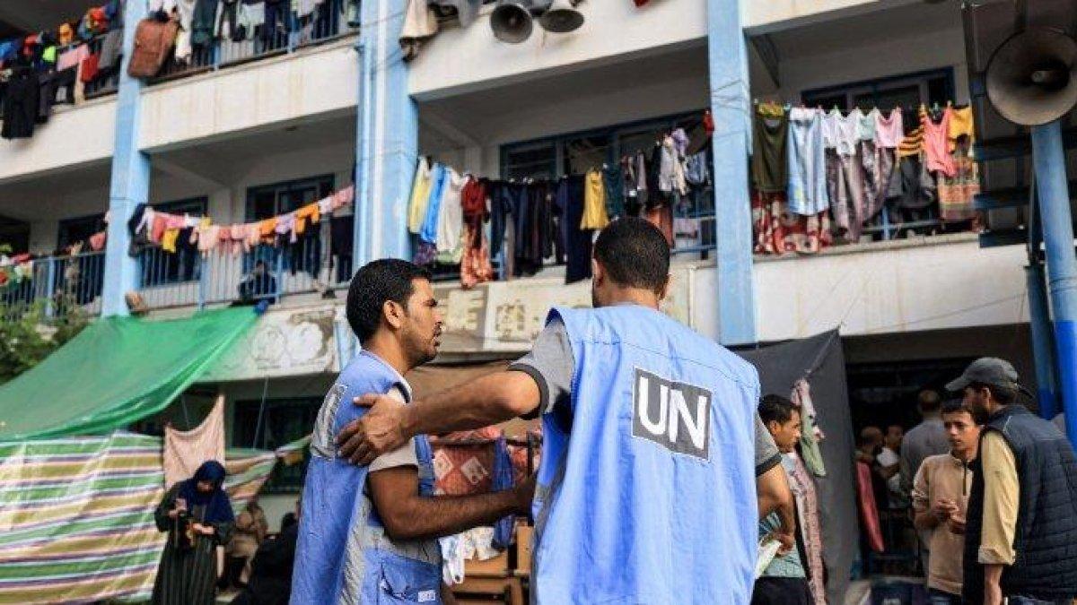 Para pekerja Badan Bantuan dan Pekerjaan PBB untuk Pengungsi Palestina (UNRWA) berbicara bersama di taman bermain sekolah yang dikelola UNRWA - Mantan Juru Bicara UNRWA mengatakan ada serangan politik terkoordinasi yang dilakukan Israel kepada UNRWA untuk menghancurkan Palestina.
